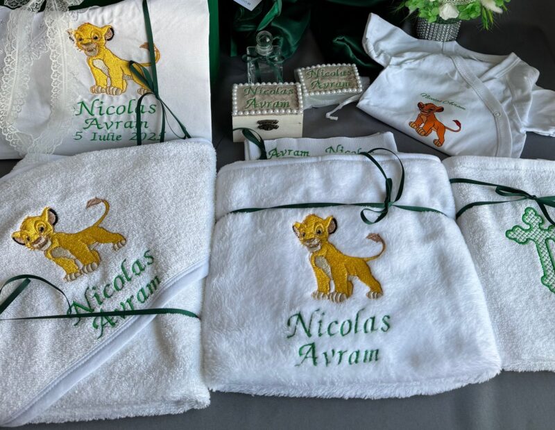 Set trusou Regele Leu cu lumanare si costum cu aripi personalizat