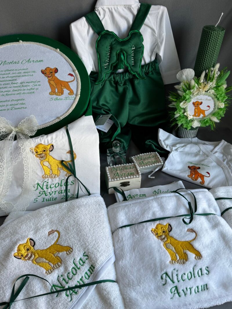 Set trusou Regele Leu cu lumanare si costum cu aripi personalizat